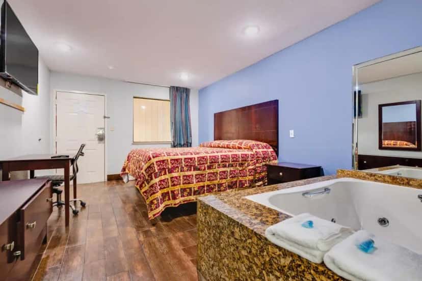 In-room hot tub at Hotel O Luxury Inn Channelview Baytown I-10 in Channelview, TX