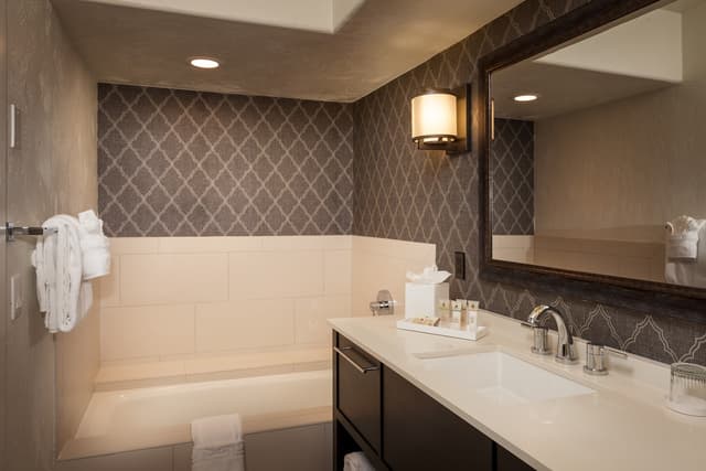 Deep soaking bathtub