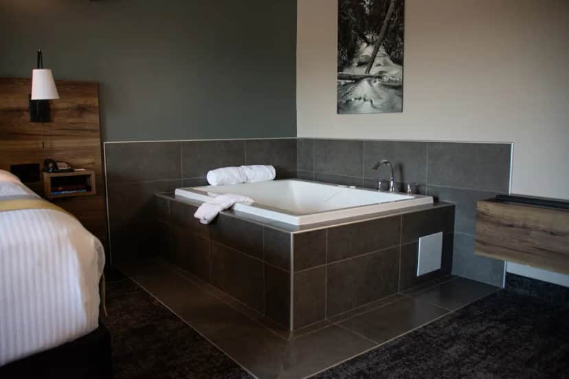 Deep soaking bathtub at Hotel Ruby Sandpoint | Ponderay