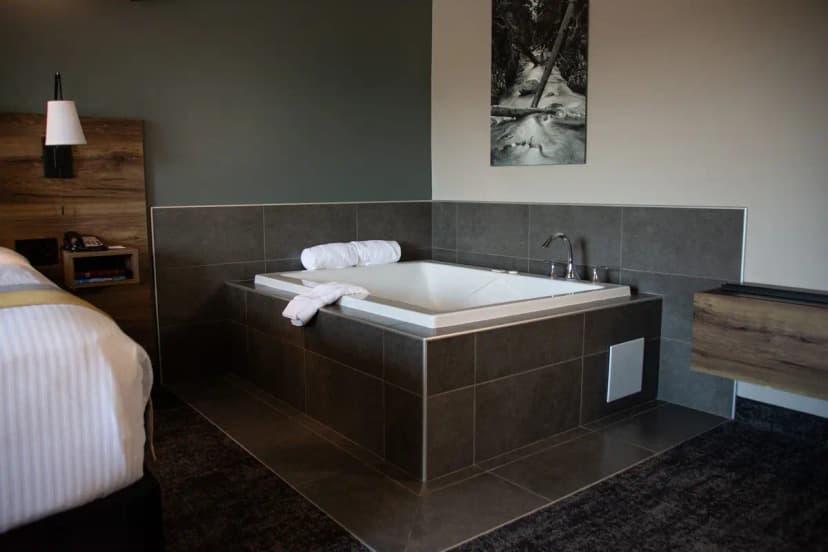 Hotels with jacuzzi in room in Ponderay