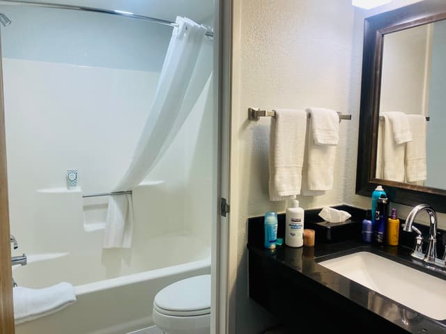 Deep soaking bathtub