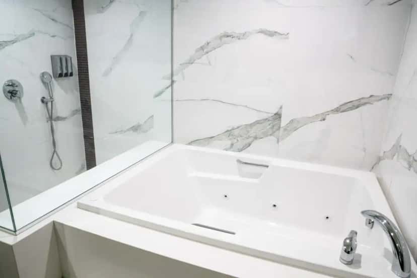 In-room hot tub at Hotel Xilo Glendale in Glendale, CA