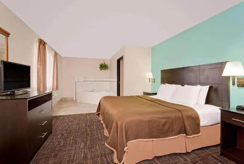 Private in-room jacuzzi tub in the King Suite with Spa Bath - Smoking at Howard Johnson by Wyndham Gothenburg