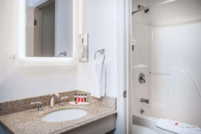Howard Johnson by Wyndham Hershey — guest room