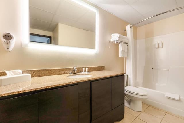 Deep soaking bathtub