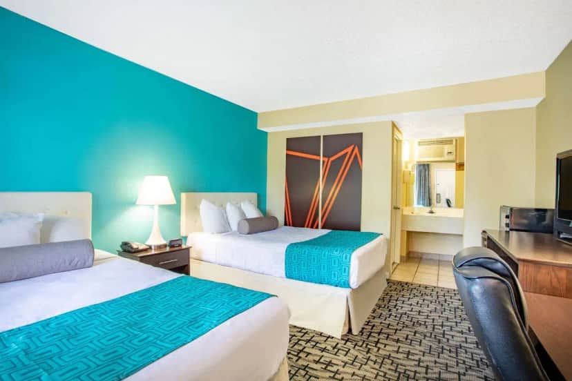 Howard Johnson by Wyndham Rocky Hill — guest room