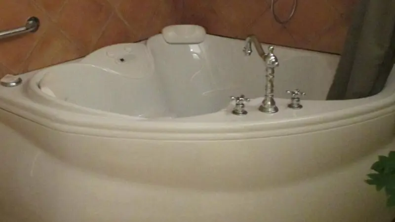 Hotels with jacuzzi in room in Fitchburg