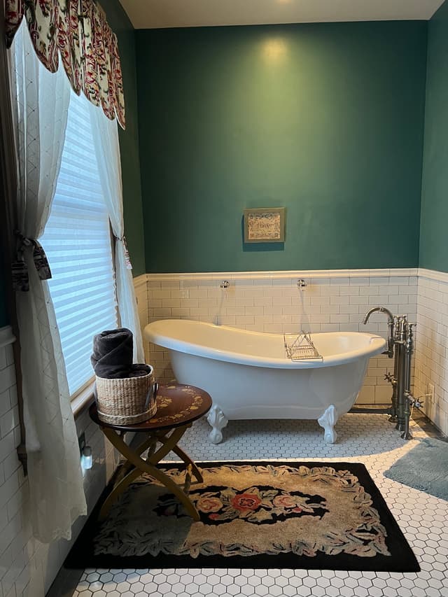 Deep soaking bathtub