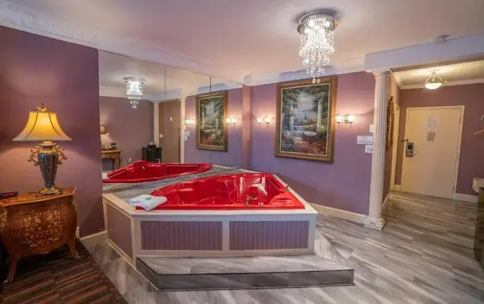 Hotels with jacuzzi in room in Hyannis