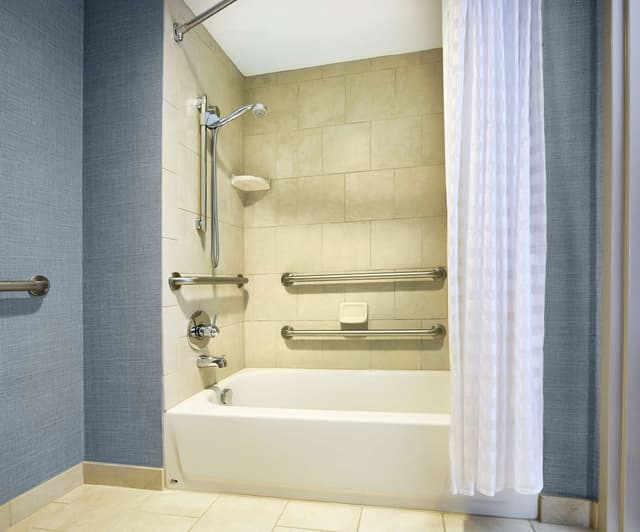 Deep soaking bathtub