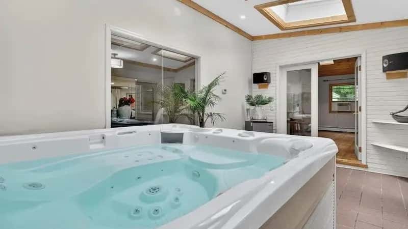 Shared indoor hot tub at Indoor Salt water Spa for long or short stays in NY, NY