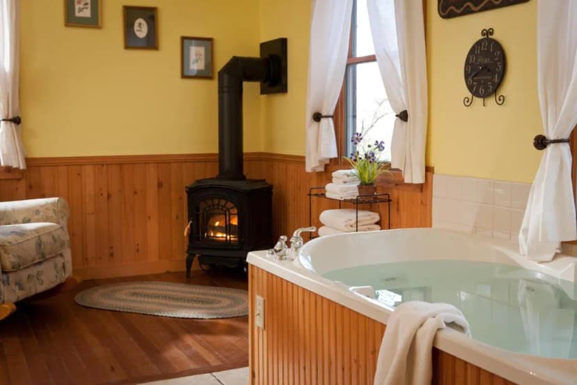 Hotels with jacuzzi in room in Cedar Grove