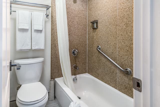 Deep soaking bathtub