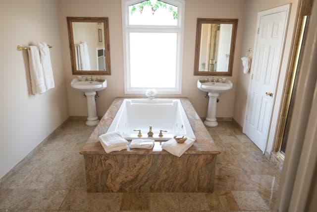 Deep soaking bathtub