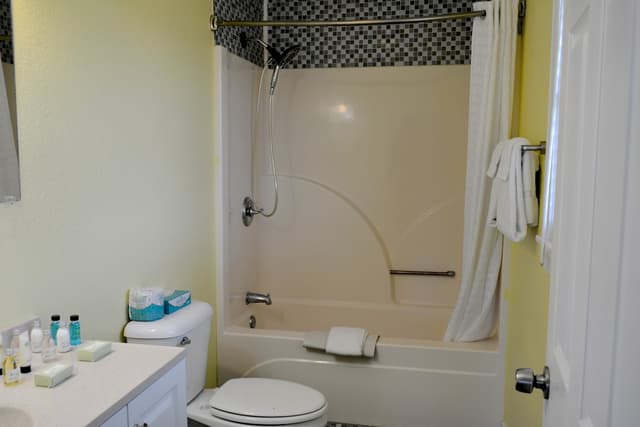 Deep soaking bathtub
