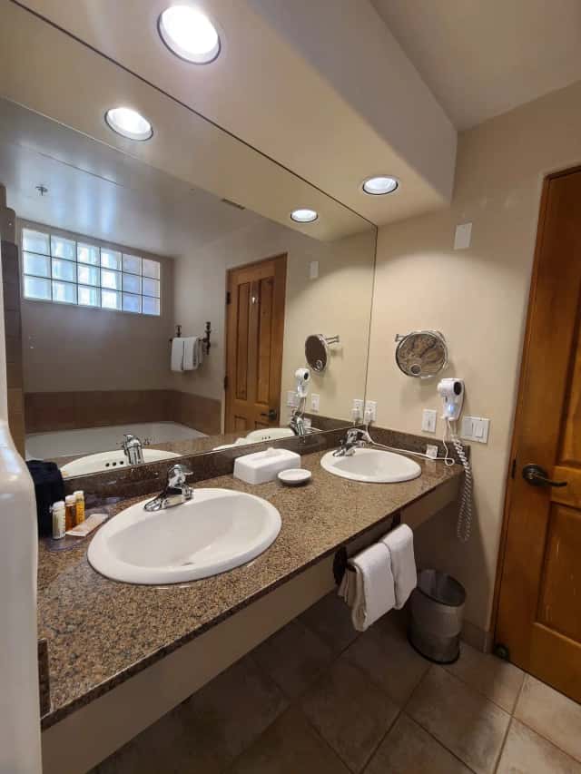 Jetted bathtub