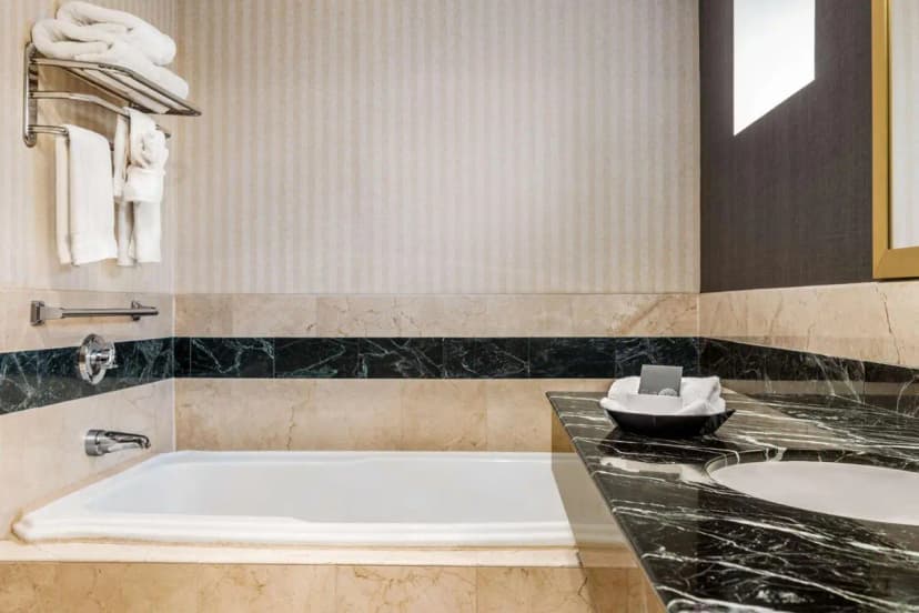 Hotels with jacuzzi in room in Great Neck