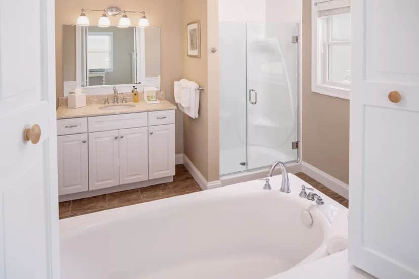 Deep soaking bathtub at Inn at Harbor Hill Marina