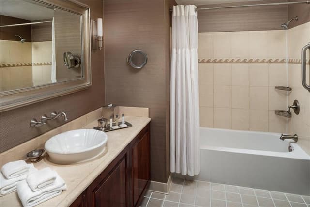 Deep soaking bathtub