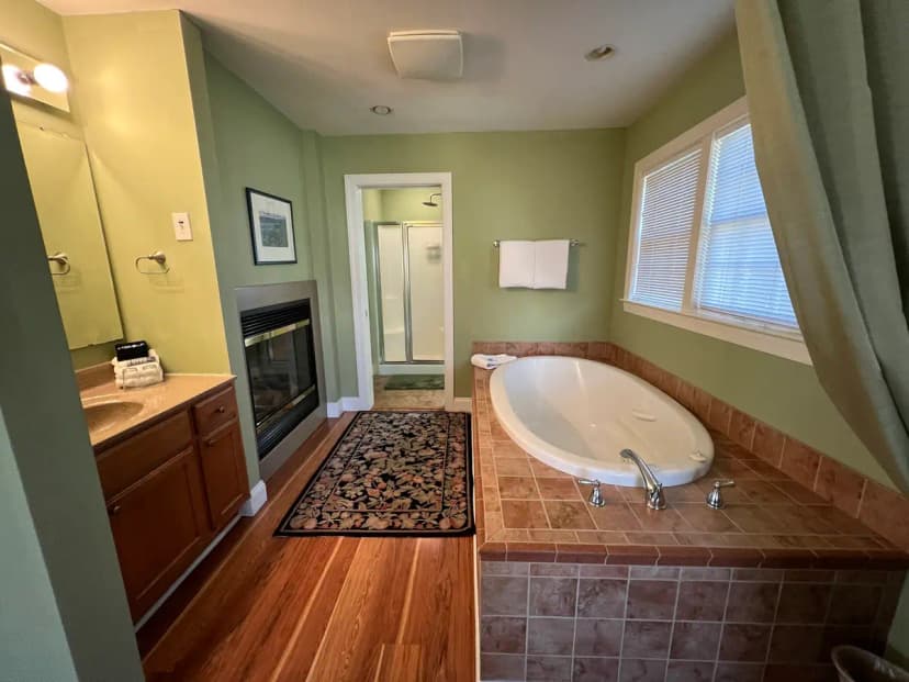 Hotels with jacuzzi in room in Rock Hall