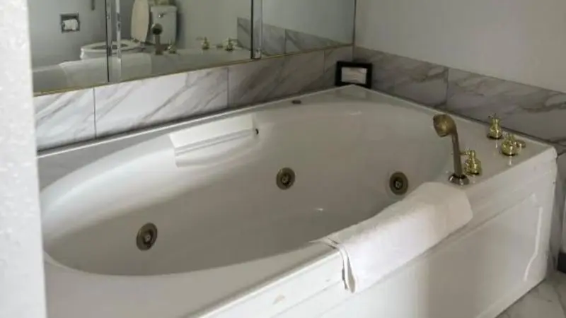 In-room hot tub at Inn at Mountainview in Greensburg, PA