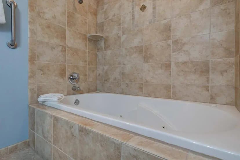 Hotels with jacuzzi in room in Astoria