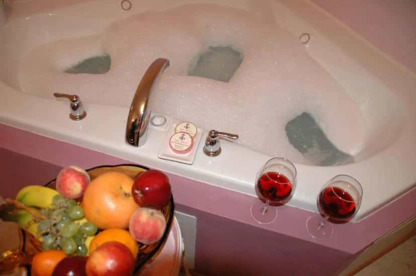 In-room hot tub at Inn Port D’Vino in Dayton, OH