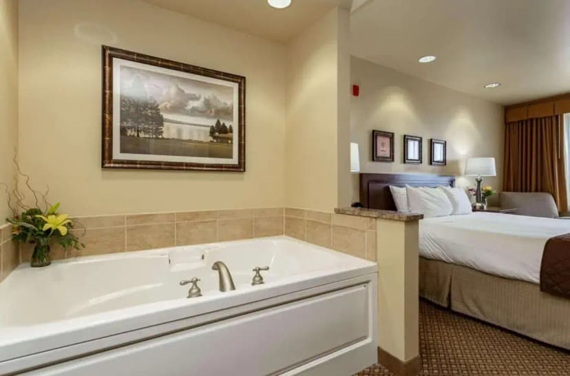 Hotels with jacuzzi in room in Wausau