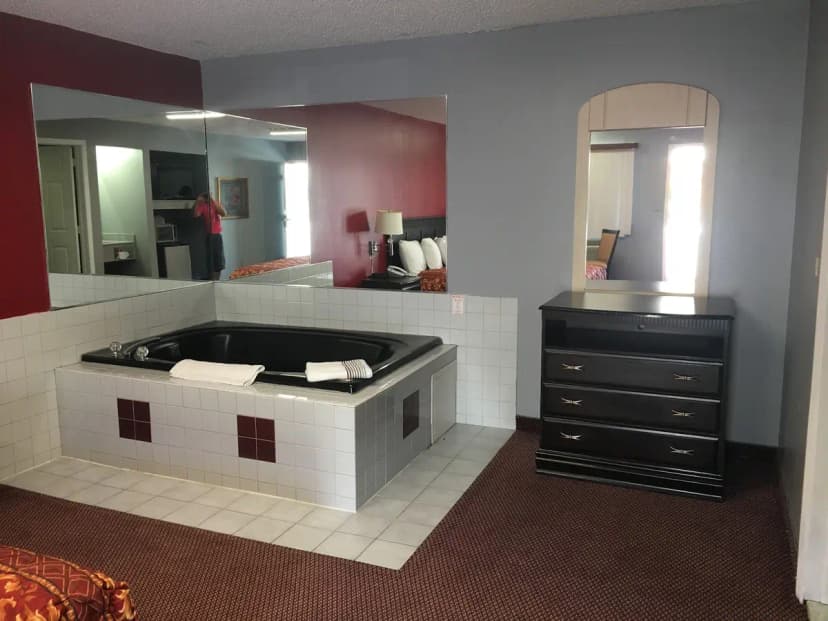Hotels with jacuzzi in room in Absecon