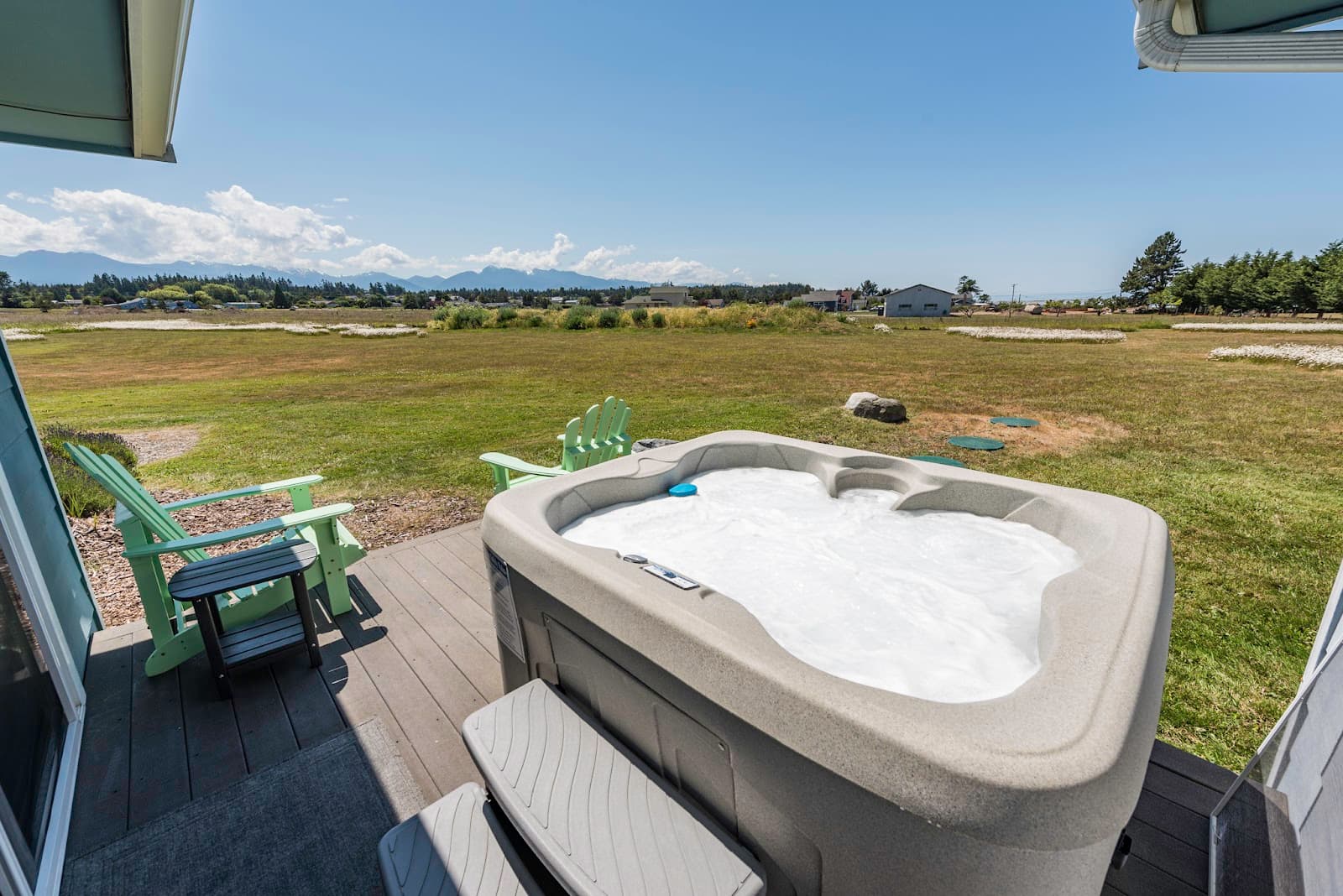 Juan De Fuca Waterfront Hotel & Cottages