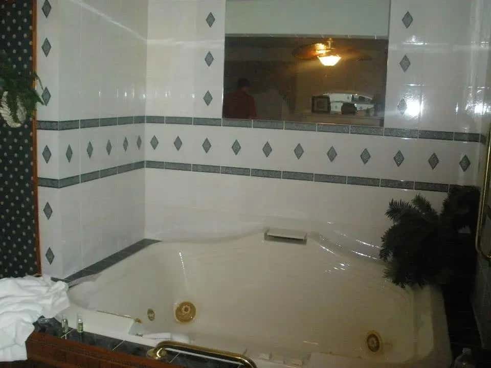 In-room hot tub at Julia’s Bed & Breakfast in Hubbard, OH