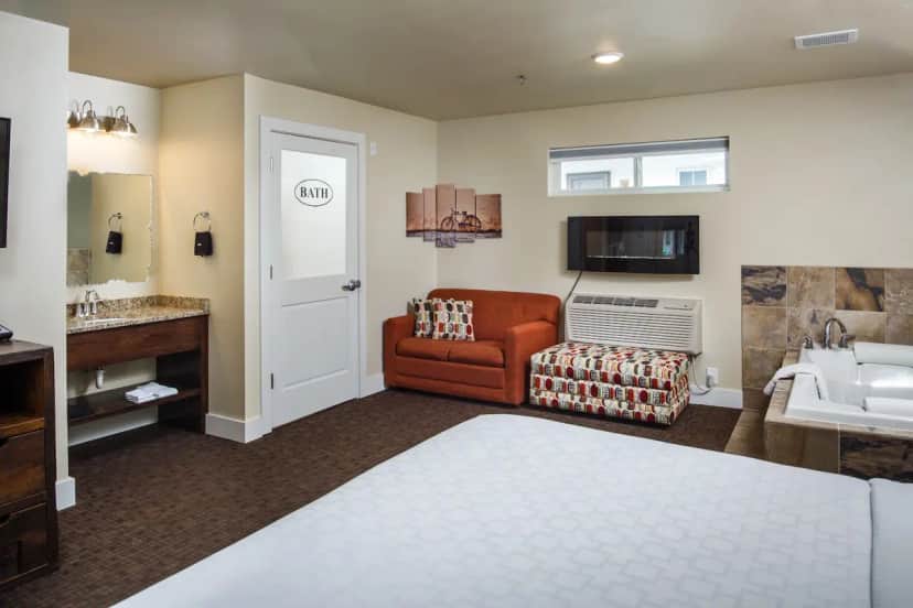 Private in-room jacuzzi tub at Julie's Park Cafe & Motel