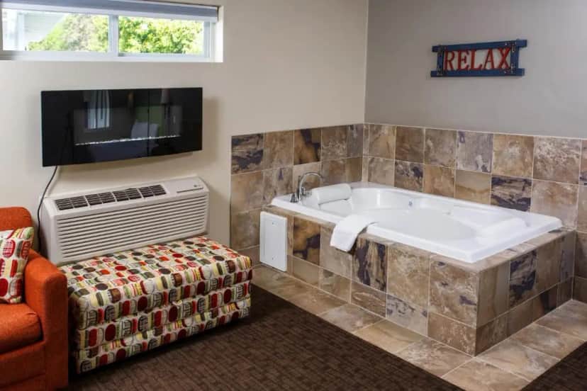 Private in-room jacuzzi in the King Whirlpool (Pet Friendly) at Julie’s Park Cafe & Motel