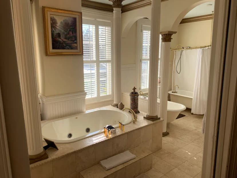Hotels with jacuzzi in room in Savannah