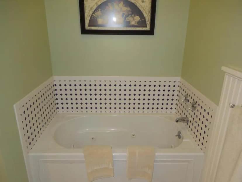 Private in-room jacuzzi tub in the Luxury King Room with Spa Bath at Kearsarge Inn