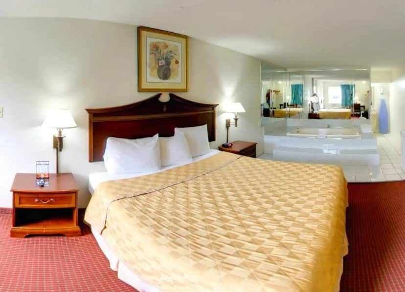 Private in-room jacuzzi in the King Room with Spa Bath - Non-Smoking at Key West Inn - Newport News