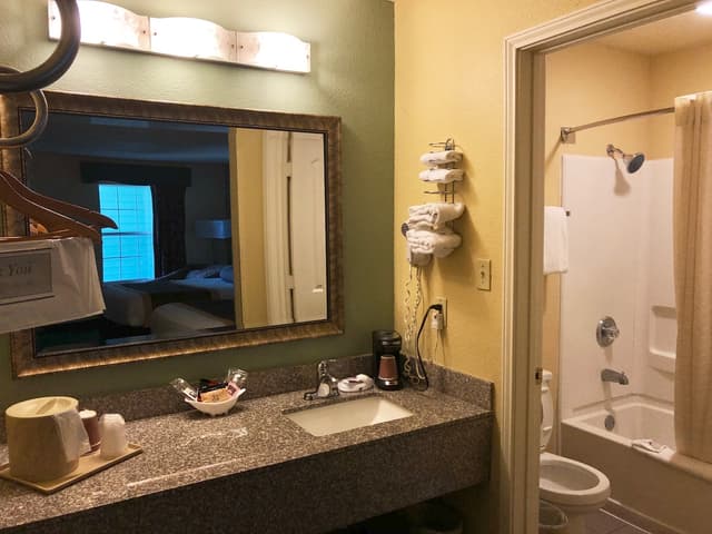 Jetted bathtub