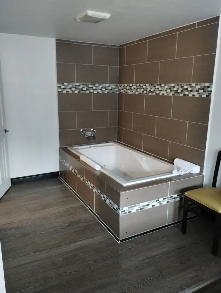 Hotels with jacuzzi in room in Milwaukie