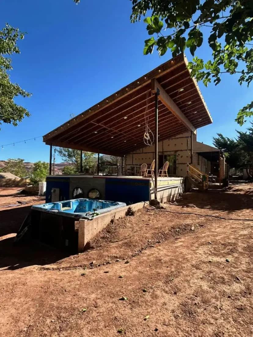 a building with a hot tub in front of it at Kit inn Wetrock in Moab