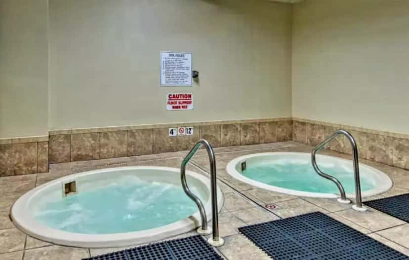 In-room hot tub at Kiva Dunes in Gulf Shores, AL