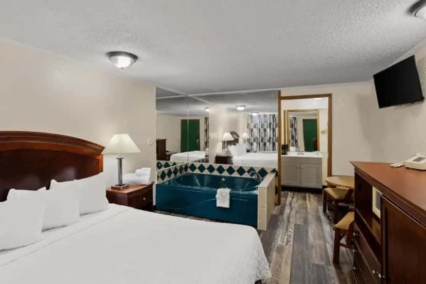 In-room hot tub at Knights Inn Ashland in Grayson, KY