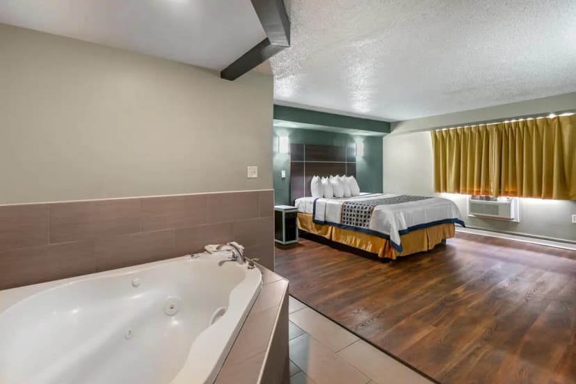 Hotels with jacuzzi in room in Bristol