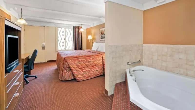 In-room hot tub at Knights Inn Charleston, WV in Charleston, WV