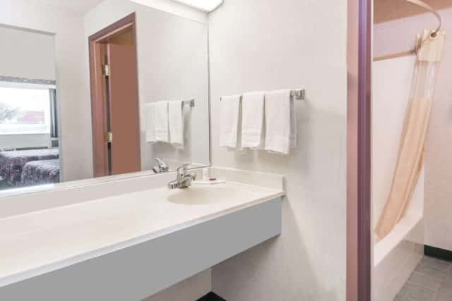 Knights Inn Ottawa — guest room