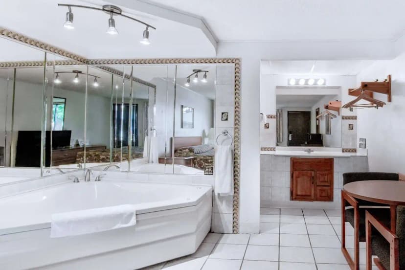 Hotels with jacuzzi in room in Pittston