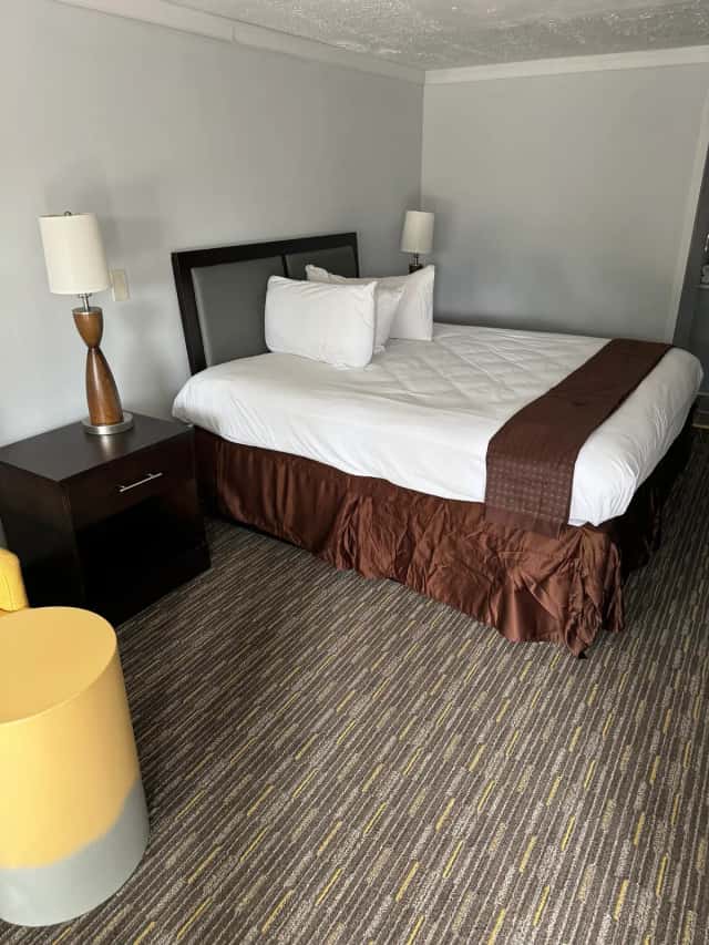 Knights Inn Rossford — guest room