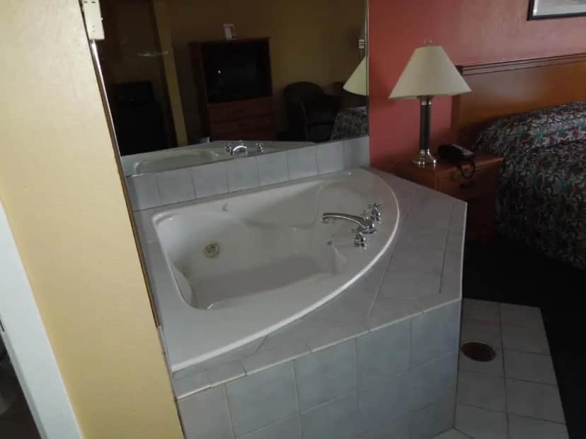 Private in-room jacuzzi tub in the King Room with Spa Bath - Non-Smoking at Kozy Inn