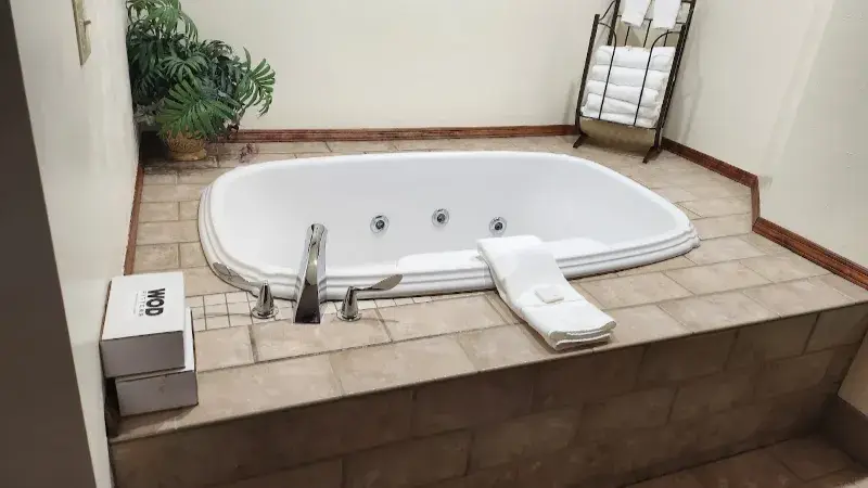 Hotels with jacuzzi in room in De Pere