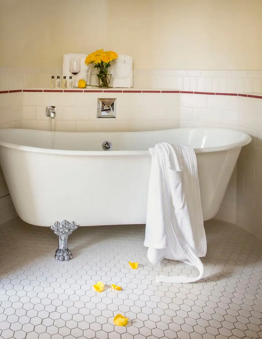 La Fonda On the Plaza Deep soaking bathtub