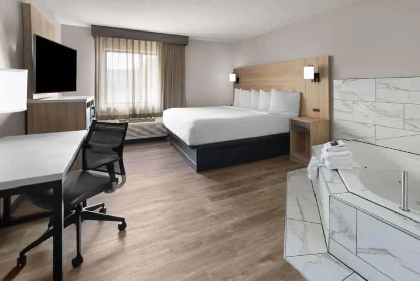 In-room hot tub at La Quinta by Wyndham Mansfield OH in Mansfield, OH